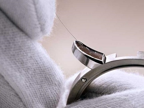 雷达手表多长时间保养一次（雷达表后盖锈蚀）